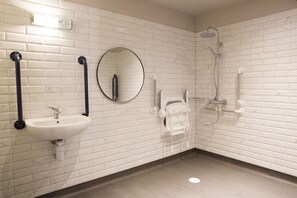 Habitación doble Premier | Baño | Tina, tina profunda, amenidades de baño gratuitas, secadora de cabello