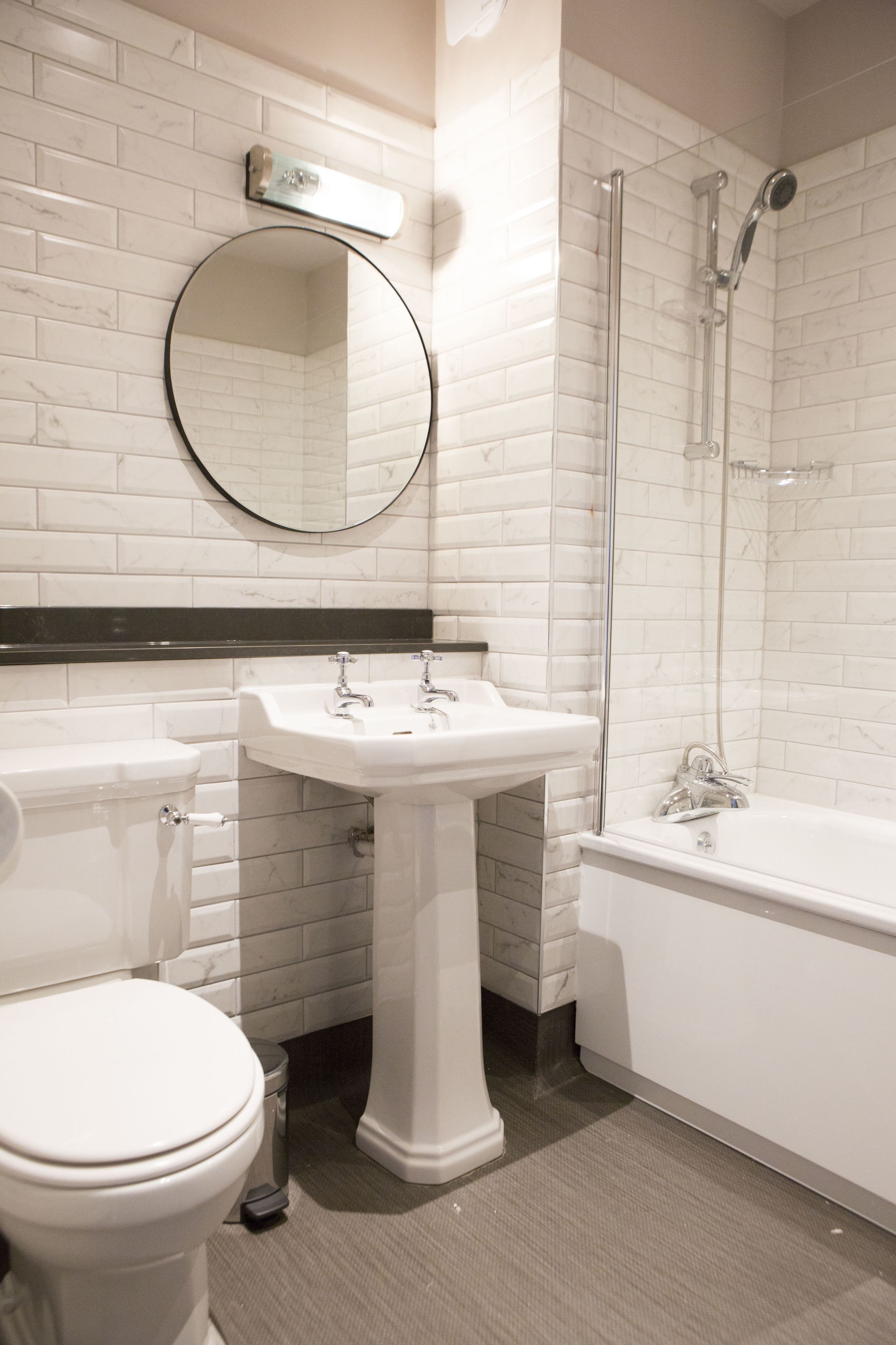 Un baño con inodoro, lavabo y bañera.