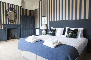 Habitación superior con 1 cama matrimonial o 2 individuales, tina | Escritorio, wifi gratis y ropa de cama