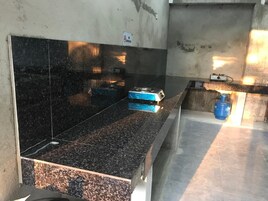 Shower, free toiletries, towels