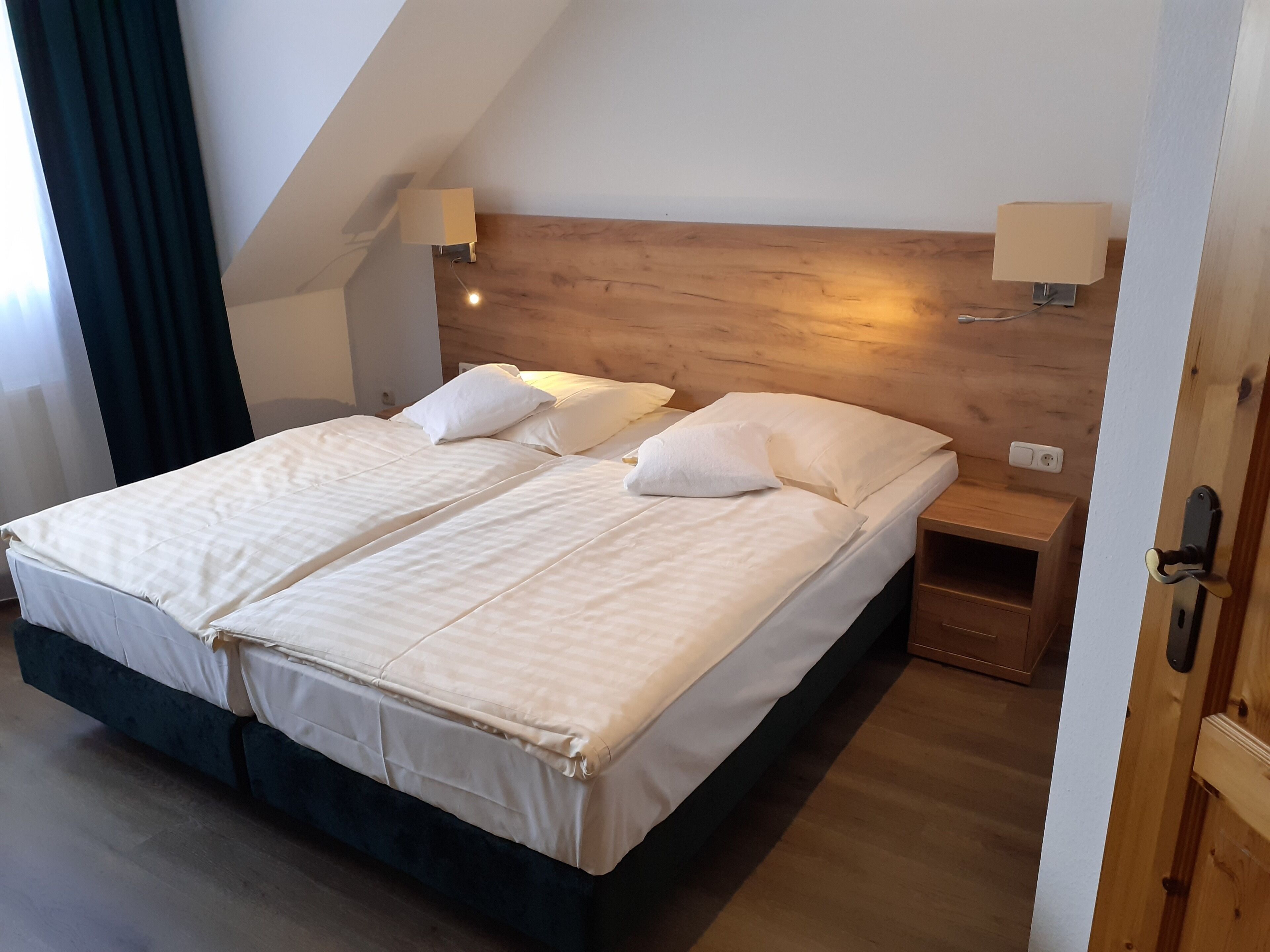 1 habitación, caja de seguridad en la habitación y escritorio 