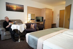 高级三人房 | 1 多间卧室、客房内保险箱、办公桌、免费 WiFi