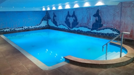 Indoor pool, sun loungers
