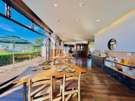 Daily buffet breakfast (JPY 1000 per person)