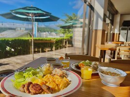 Daily buffet breakfast (JPY 1000 per person)