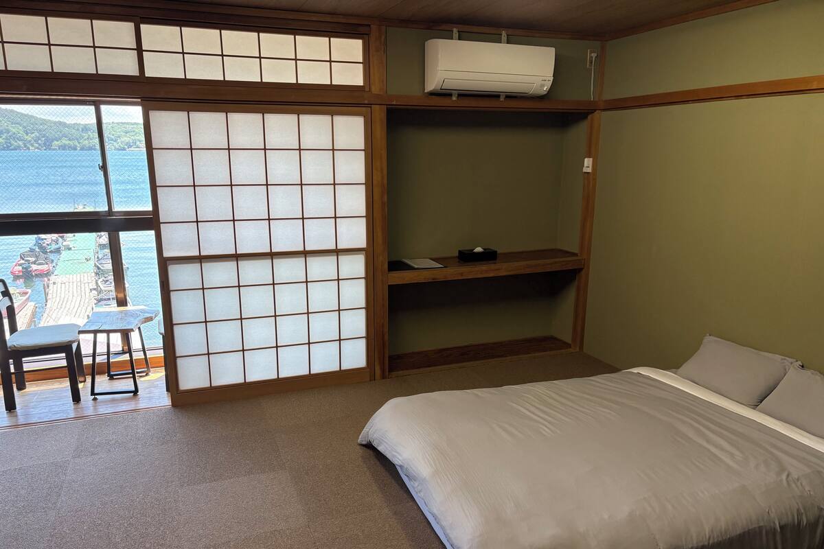 Premium Room 1 Double bed, Non Smoking, Lake View | WiFi (free), individually decorated, bed sheets