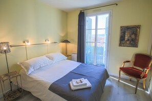 2 slaapkamers, een strijkplank/strijkijzer, gratis wifi, beddengoed