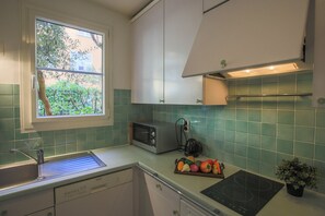 Réfrigérateur, micro-ondes, four, lave-vaisselle