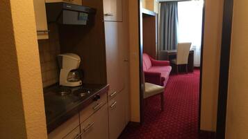 Fridge, cookware/dishes/utensils