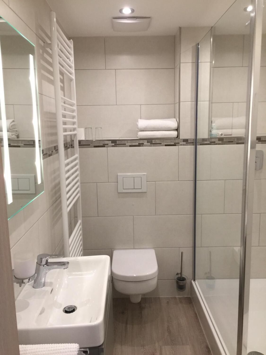Dusche, Haartrockner, Handtücher