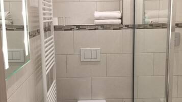Dusche, Haartrockner, HandtĂŒcher