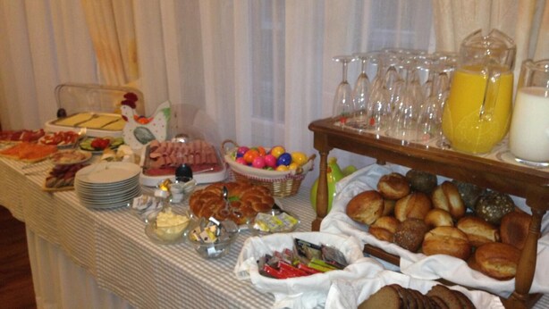 A buffet table with various food items, including pastries, fruits, and beverages. - Gästehaus Albers (Cochem)