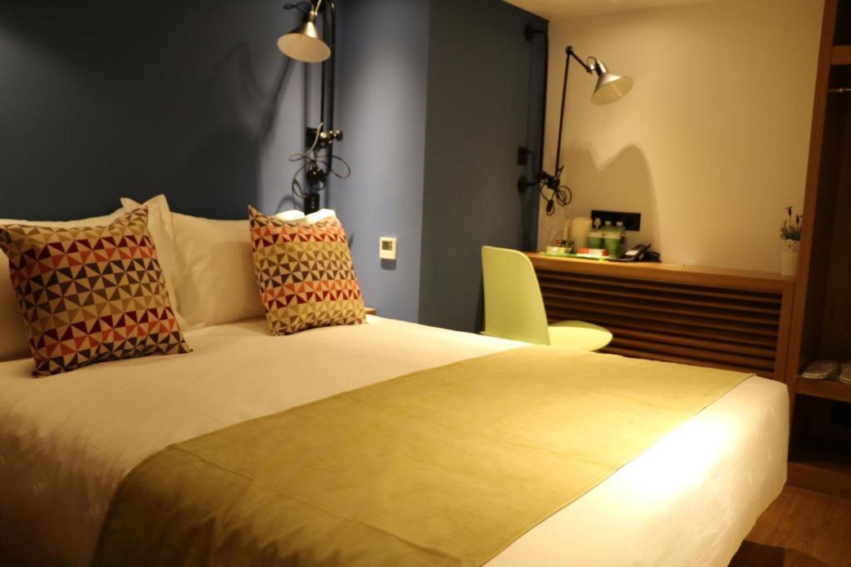 egyptian cotton sheets, premium bedding, in-room safe