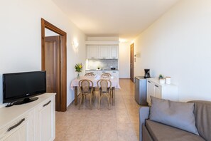 Apartamento standard, 1 quarto | Área de estar | TV LCD