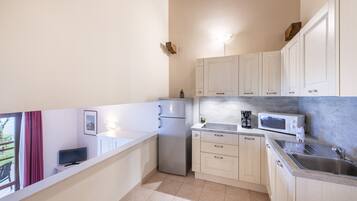 Appartement Supérieur, 2 chambres, terrasse, vue lac | Cuisine privée | Grand réfrigérateur, four, batterie de cuisine, vaisselle et ustensiles