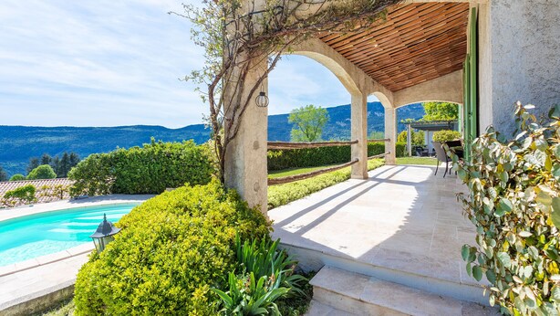 A pool with a view of mountains, a pergola with climbing vines, and a patio area with outdoor seating. - VILLA ROCHE GRISE VI3010 by RIVIERA HOLIDAY HOMES (Berre-les-Alpes)
