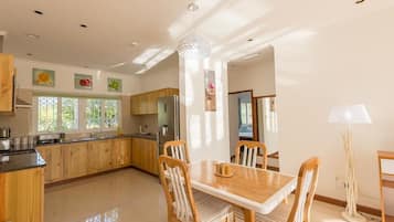 Family Villa, 1 Bedroom | In-room dining