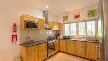 Family Villa, 1 Bedroom | Private kitchen | Fridge, microwave, oven, stovetop