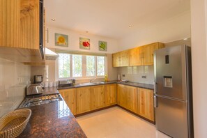 Familienvilla, 1 Schlafzimmer | Frühstücksbereich | Tägliches kontinentales Frühstück (10 EUR pro Person)