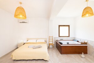 Escritorio, wifi gratis y ropa de cama 