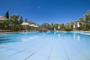 Seasonal outdoor pool, an infinity pool, pool umbrellas, pool loungers - Agriturismo Posta Pastorella (Vieste)