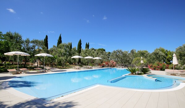Piscine extérieure (ouverte en saison), piscine à débordement