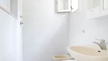 Ein Badezimmer mit Toilette, Bidet und Waschbecken.
