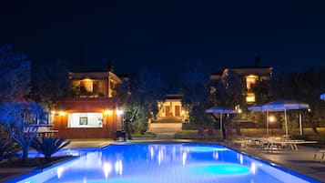 Seasonal outdoor pool, an infinity pool, pool umbrellas, sun loungers