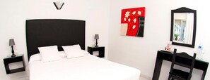 Desk, free cots/infant beds, free WiFi, bed sheets - Hostal El Capi (Barbate)