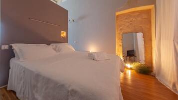 Free minibar, in-room safe, soundproofing, free WiFi