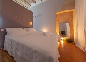 Minibar con artículos gratuitos y caja de seguridad en la habitación 