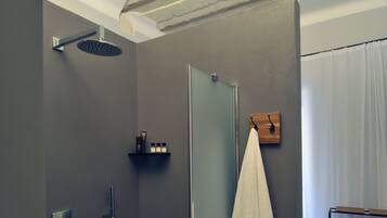 Deluxe Suite | Bathroom shower