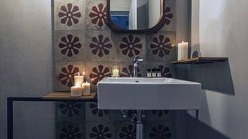 Deluxe Suite | Bathroom | Shower, deep soaking tub, hair dryer, bidet