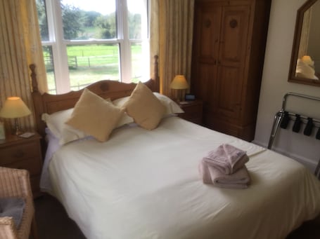 Double Room, Ensuite, Garden View | Individually decorated, individually furnished, desk, iron/ironing board