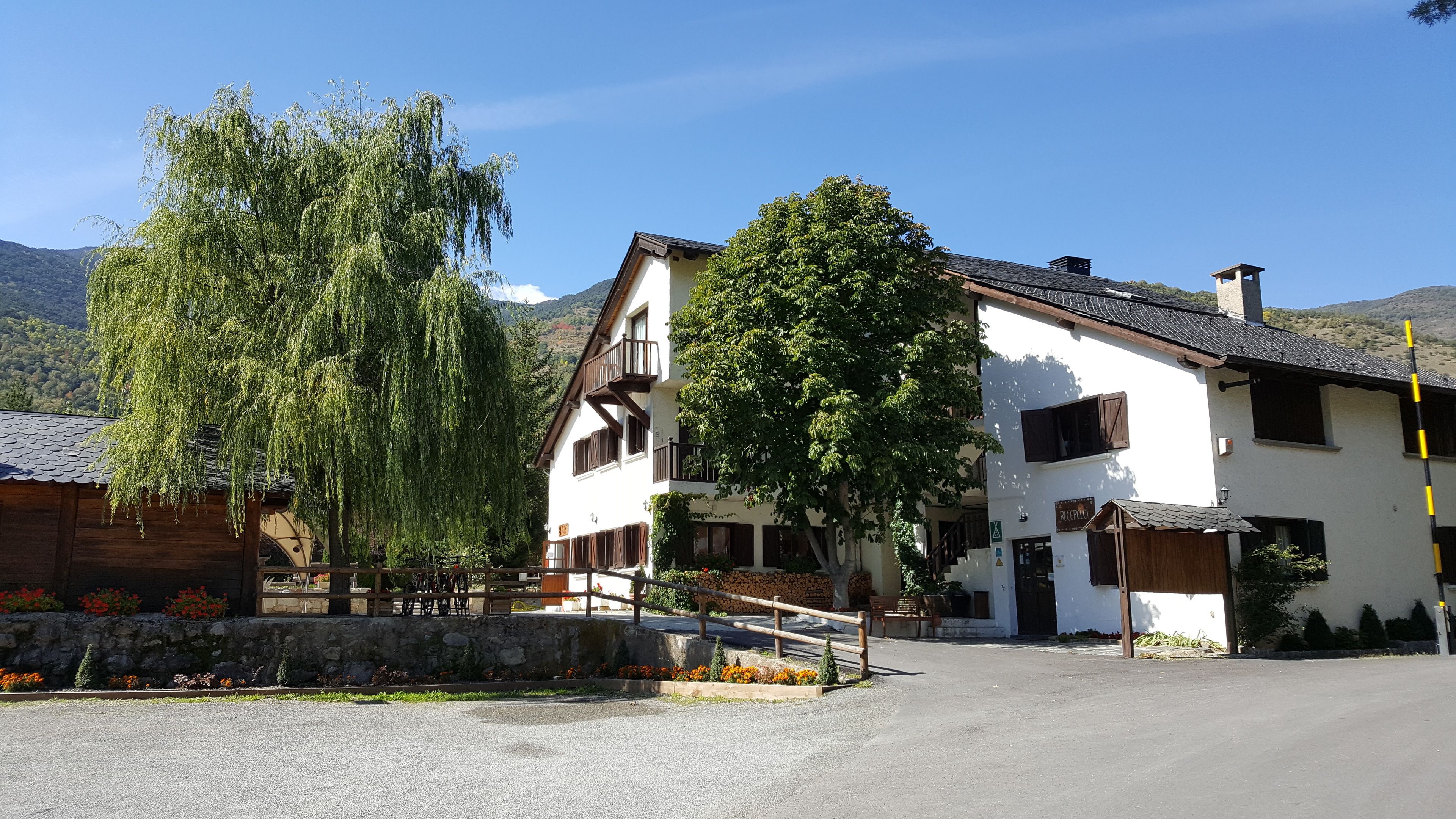 Pintu masuk properti