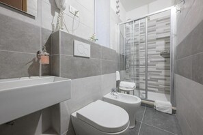 A modern bathroom with a shower, toilet, and sink. - Affittacamere Berzi (Trieste)
