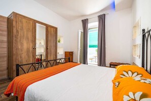 6 bedrooms, in-room safe, iron/ironing board, free WiFi
