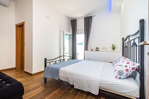 6 chambres, coffres-forts dans les chambres, fer et planche à repasser