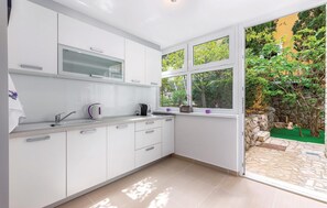 ثلاجة، موقد طهي مسطح، غسالة أطباق، ماكينة لصنع القهوة/الشاي