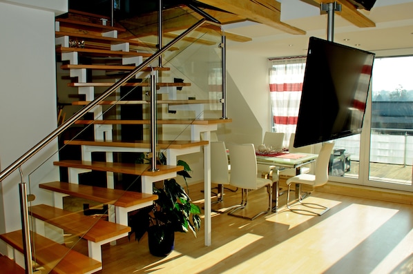 พรีเมียมอพาร์ทเมนท์, 2 ห้องนอน | บริเวณนั่งเล่น | ทีวีจอแบน