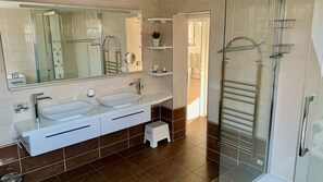 Premium Apartment, 2 Bedrooms | Bathroom | Separate bathtub and shower, jetted bath, hair dryer, towels - Fewo Am Krongut Bornstedt (Potsdam)