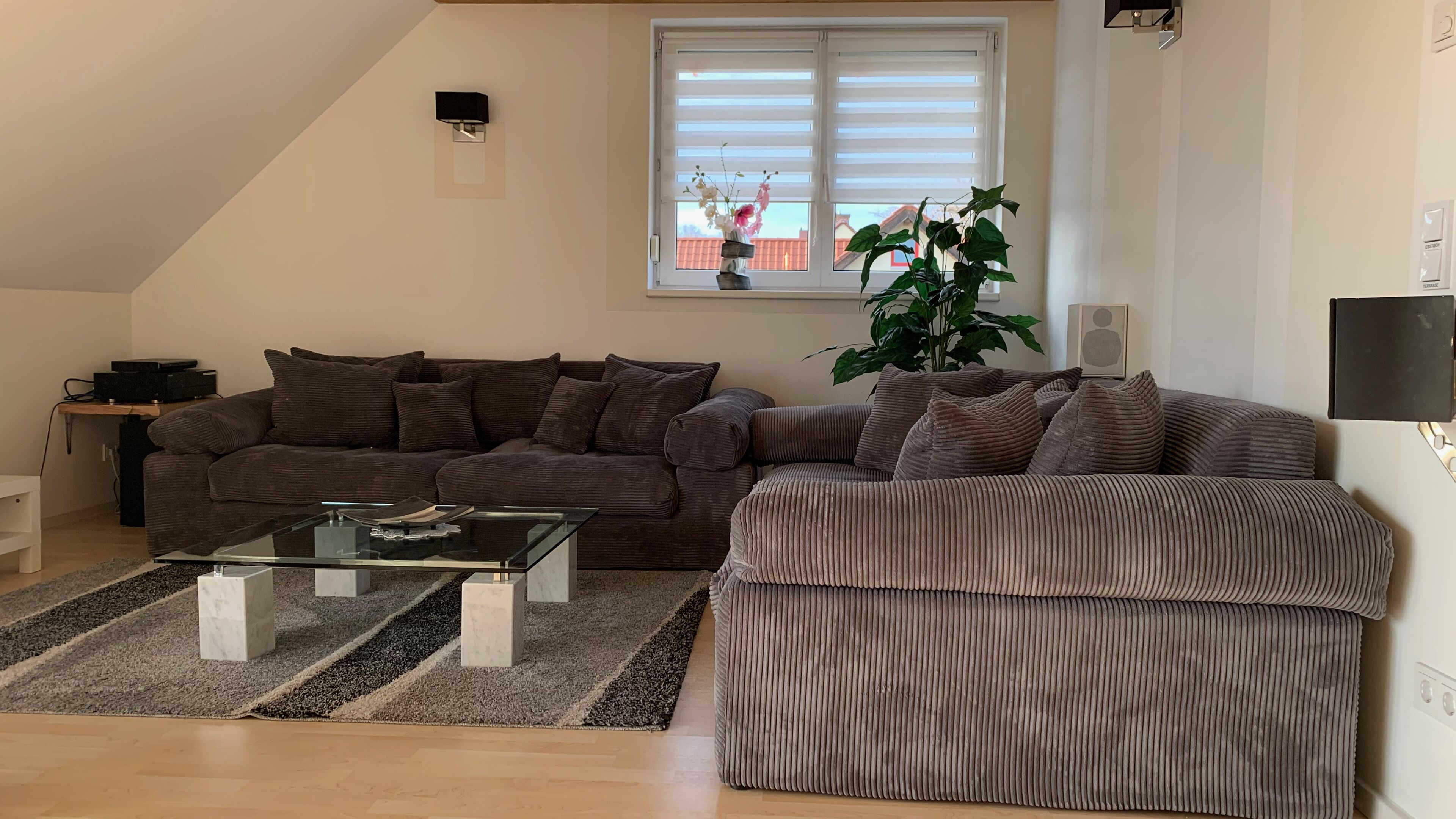 Premium-Apartment, 2 Schlafzimmer | Wohnbereich | Flachbildfernseher