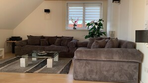 Premium appartement, 2 slaapkamers | Woonruimte | Flatscreentelevisie