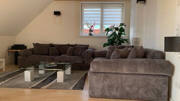 Premium-Apartment, 2 Schlafzimmer | Wohnbereich | Flachbildfernseher