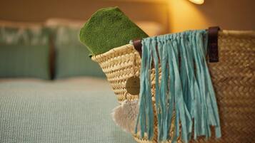 Uma cadeira de vime com almofada verde e umador azul.