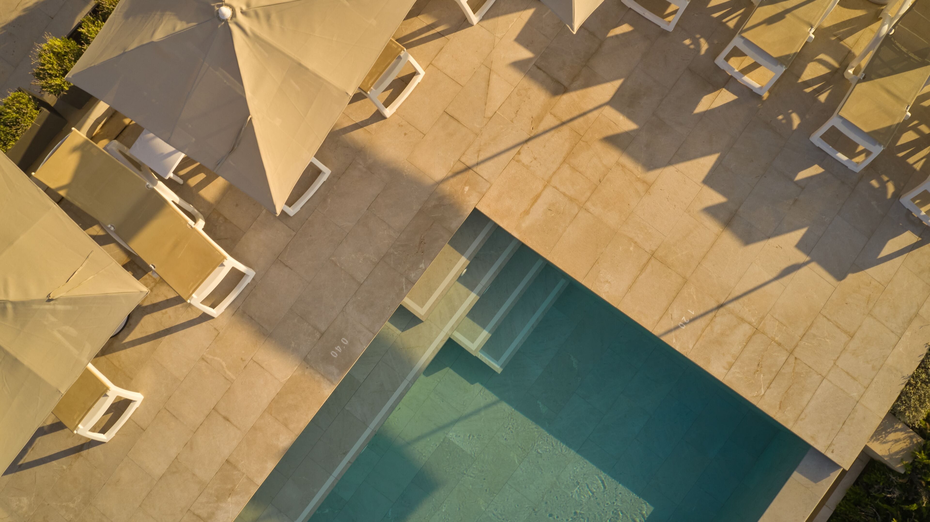 Una piscina al aire libre de temporada
