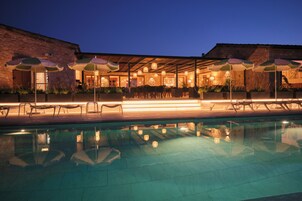 Una piscina al aire libre de temporada