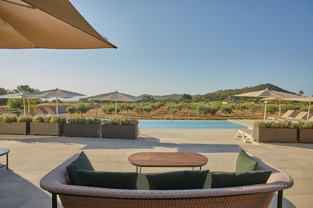 Una piscina al aire libre de temporada