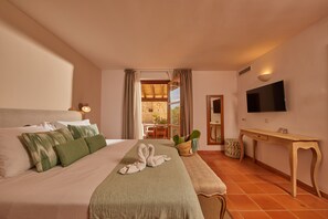 Standard Room | Minibar, in-room safe, desk, soundproofing - Hotel Rural Es Riquers (Porreres)