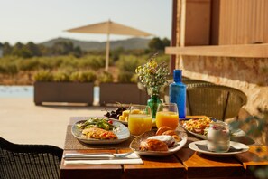 Daily buffet breakfast (EUR 20 per person) - Hotel Rural Es Riquers (Porreres)